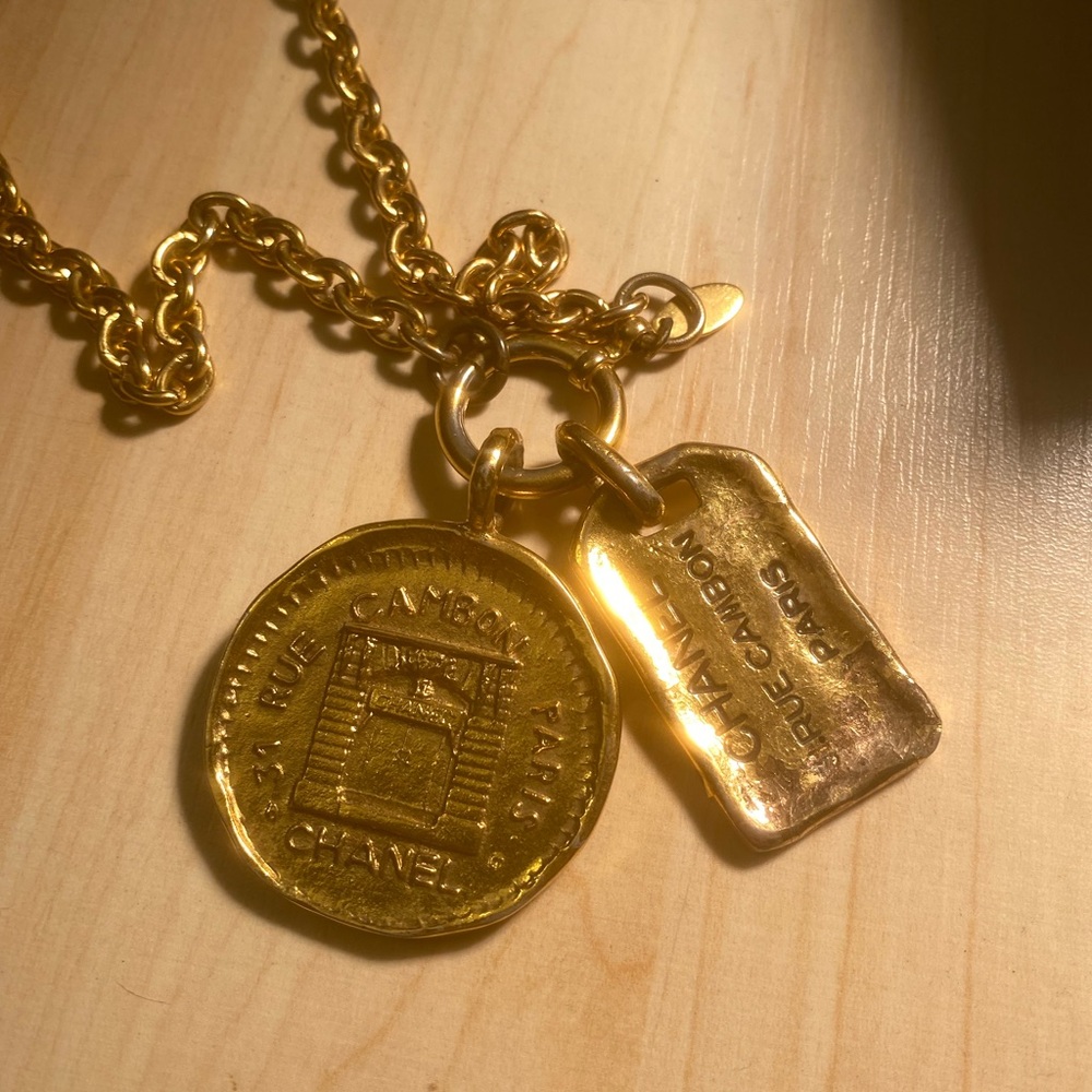 Vintage CHANEL 31 Rue Cambon Multi-Charm Medallion Pendant Necklace Gold - Picture 5 of 10
